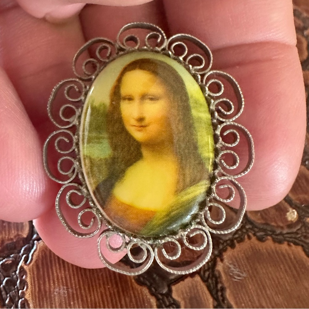 Vintage Oval Framed Mona Lisa Cameo Brooch / Pin.